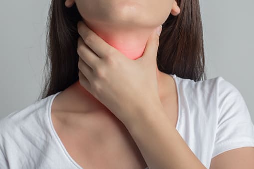 Mujer sosteniendo su cuello