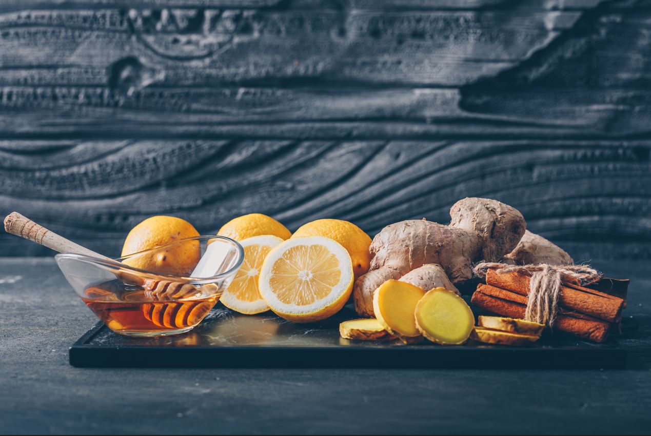 aparecen alimentos como: miel, jengibre, limón y canela