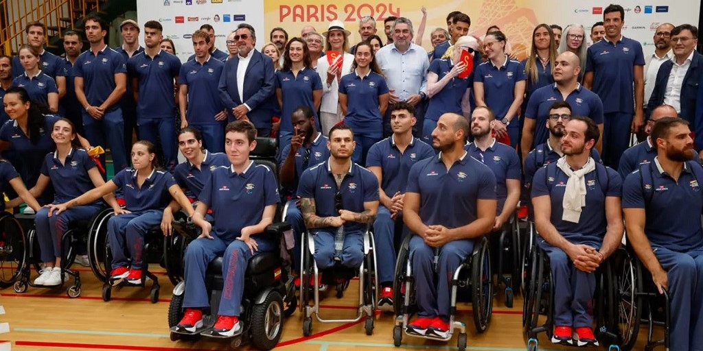 representantes del equipo paralímpico español con la infanta Elena y Uribes