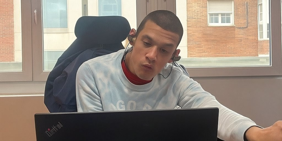Knejy trabajando en un ordenador con su sistema de accesibilidad integrado