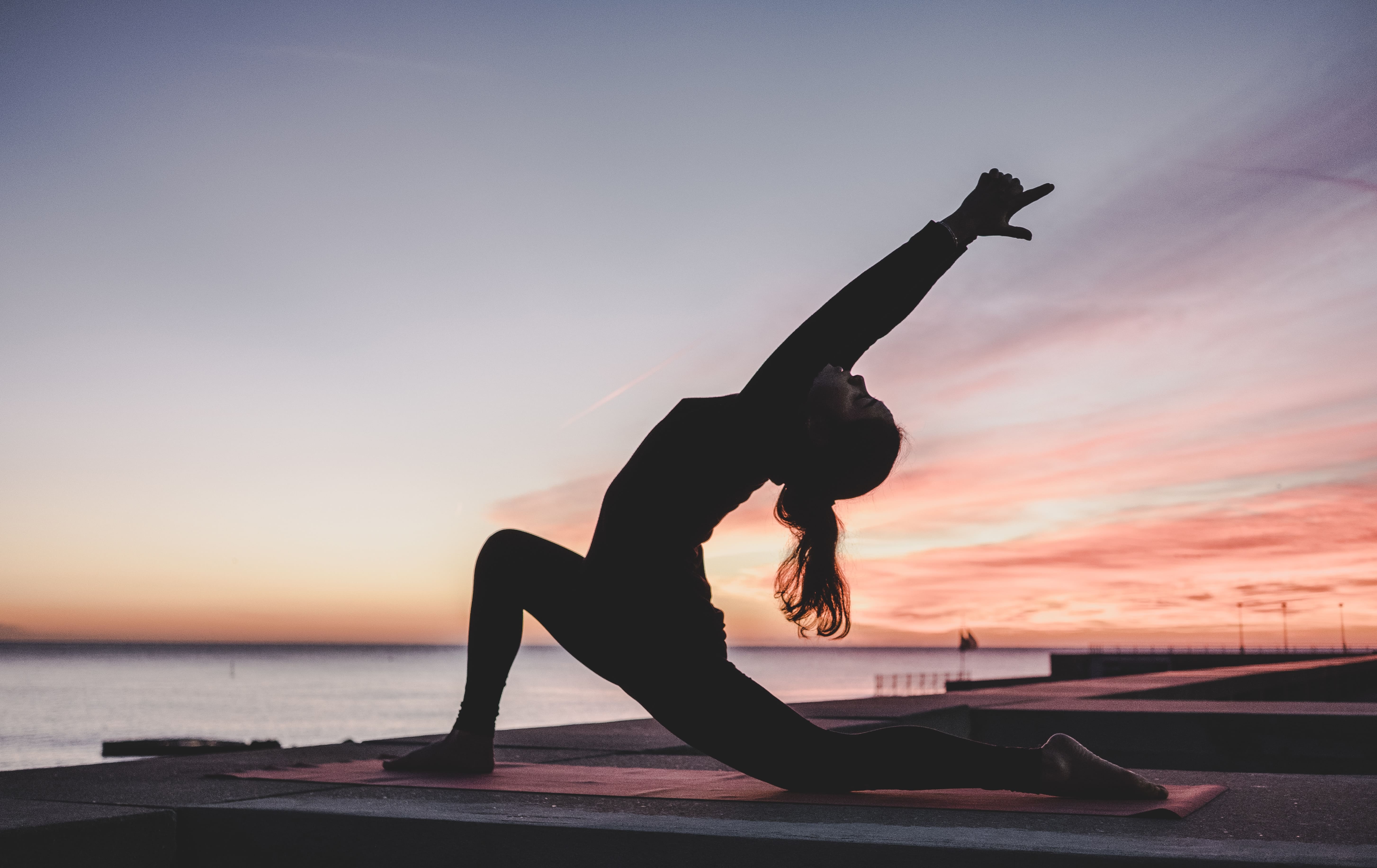 mujer realizando yoga para el dolor de cadera