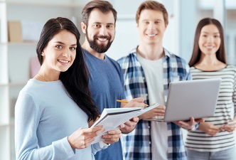 Personas reunidas en una oficina. Latinoamérica