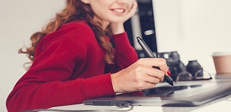 Una joven redactando en Lectura Fácil