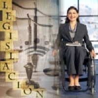 Una persona con discapacidad en silla de ruedas y al lado se reflejan las balanzas, símbolos y titular de Legislación sobre discapacidad