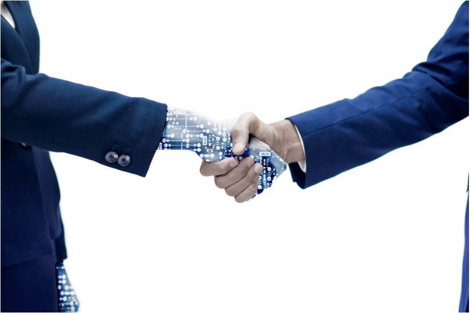 una mano humana y una mano robótica unidas