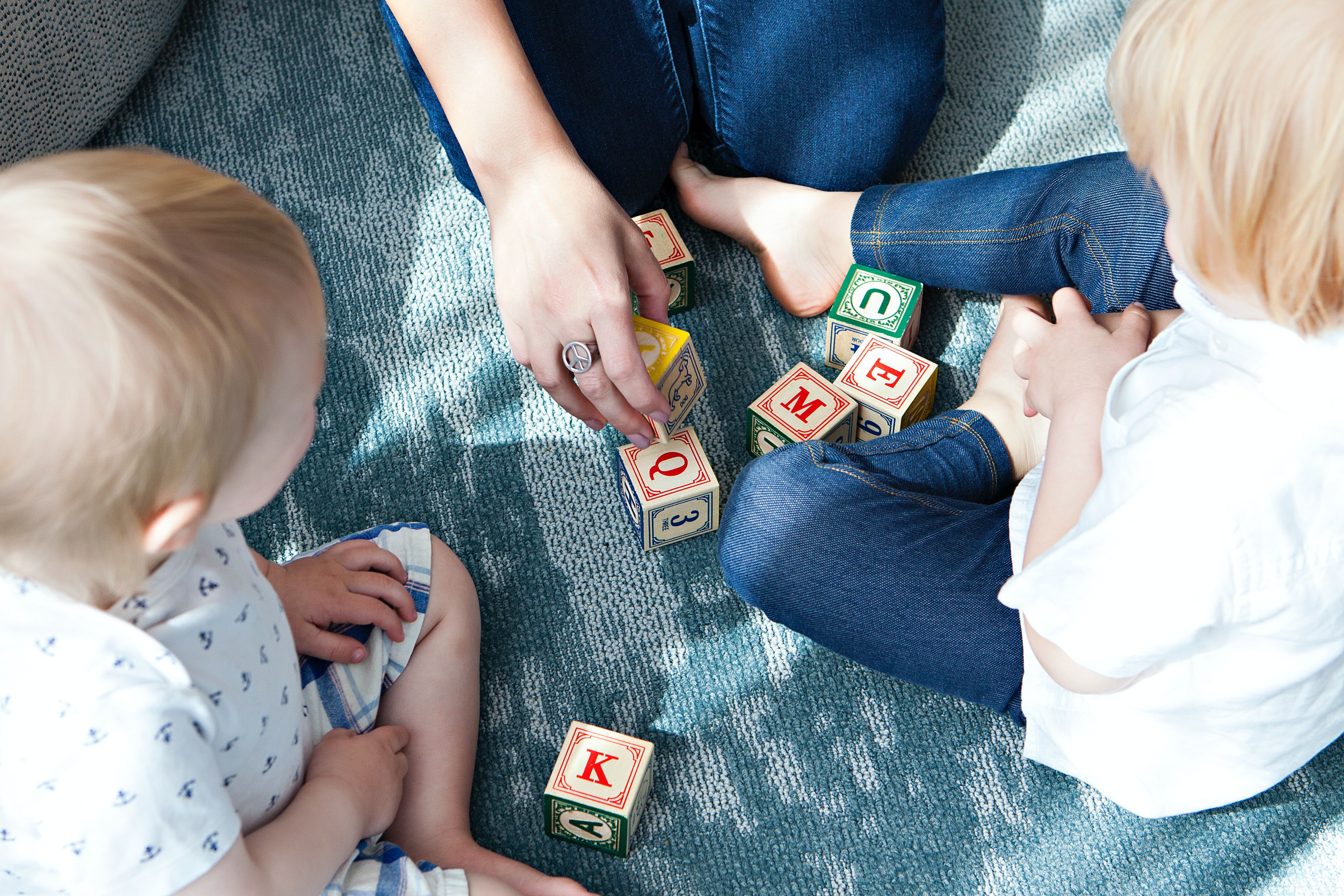 niños jugando con ambliopía