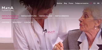 Mujer mayor y auxiliar gerontológica dando recomendaciones en Matia Fundazioa