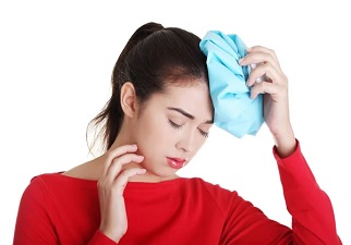 Una persona con migrañas posiblemente por problemas hormonales