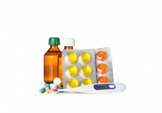 Algunos medicamentos y un termómetro que pueden usarse ante una migraña o cefalea