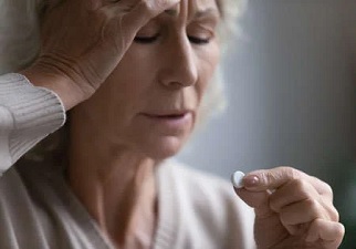 Una persona tomando una pastilla para las migrañas