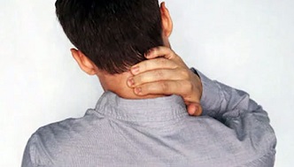 Una persona que sufre miositis en la parte de las cervicales y el cuello