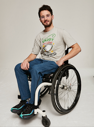 Un joven en silla de ruedas vestido con ropa de FREE FORM STYLE