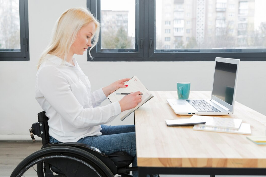 mujer con discapacidad trabajando con un ordenador