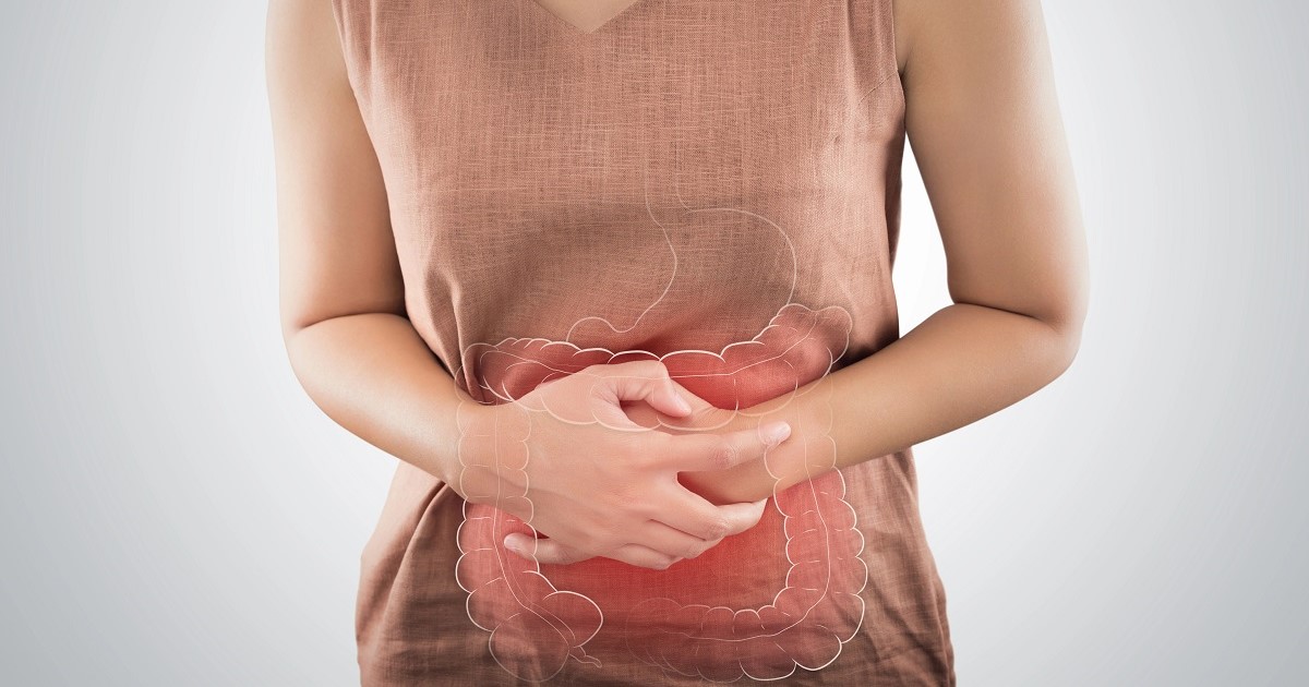 mujer con molestias en el estomago, posible colon irritable