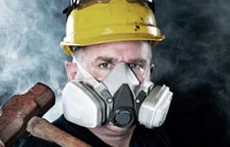 Un minero protegido con mascarilla, uno de los trabajos donde se corre el riesgo de sufrir neumoconiosis