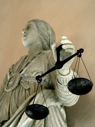 Estatua que representa a una diosa que lleva una balanza, que no se inclina ni para uno ni para otro lado, representando la actualidad legislativa
