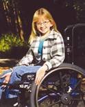 Una niña en silla de ruedas