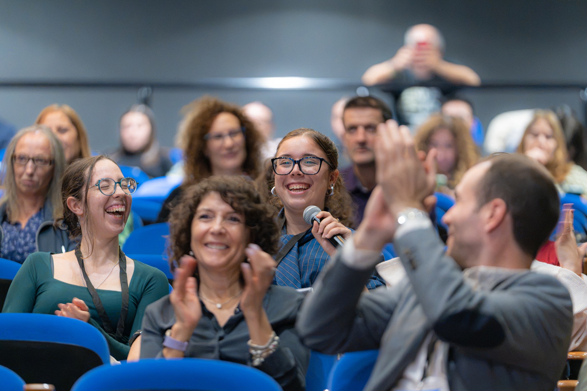 Personas del público durante el turno de preguntas de las jornadas de accesibilidad