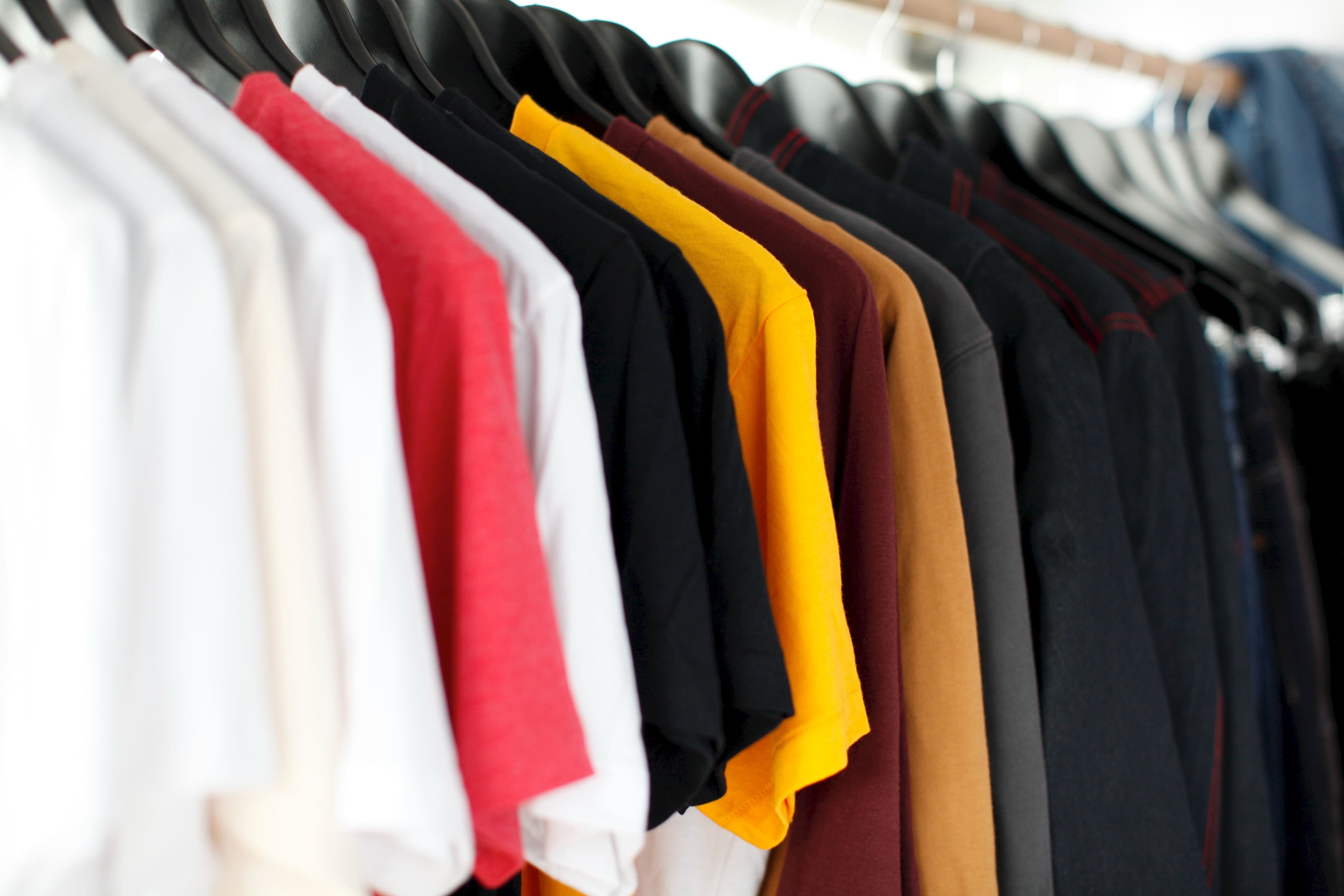 camisetas colgadas