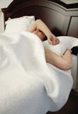 Una persona tumbada en una cama