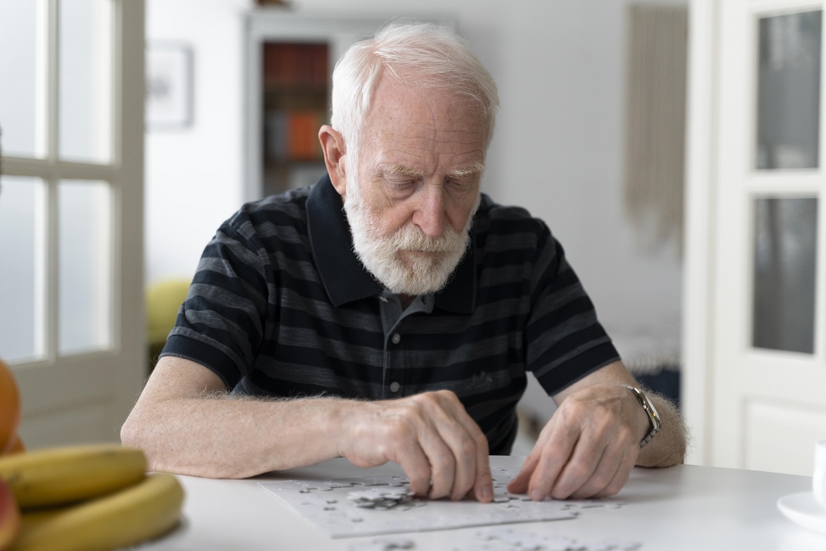 persona mayor haciendo un puzle