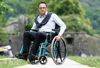 Una persona en silla de ruedas que tiene certificado de discapacidad