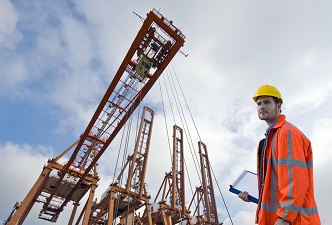 Torres de extracción de petróleo y un trabajador a su lado