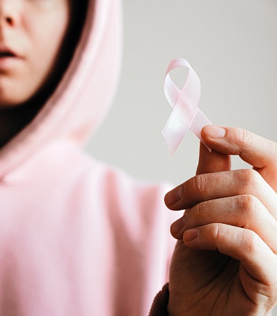 chico sujetando lazo del cancer