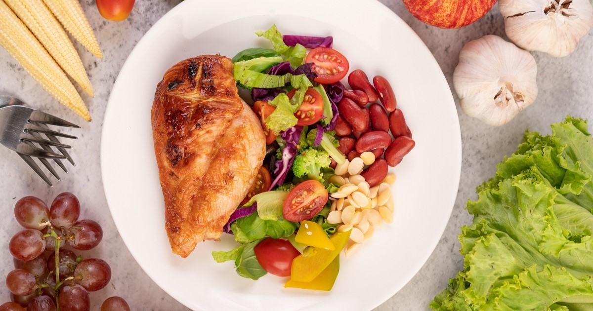 plato de comida en el que se aprecia una proporción adecuada de nutrientes, para una alimentación equilibrada y saludable