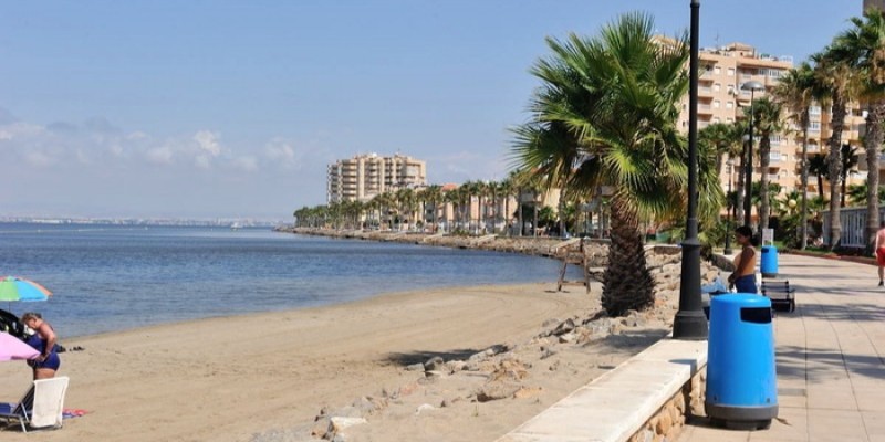 Playa de San Javier con vistas al paseo marítimo y zona de socorrista al lado de la playa