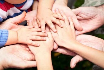 Manos juntas de diferentes personas y edades. Población