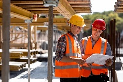 Foto de dos personas con cascos de la construcción
