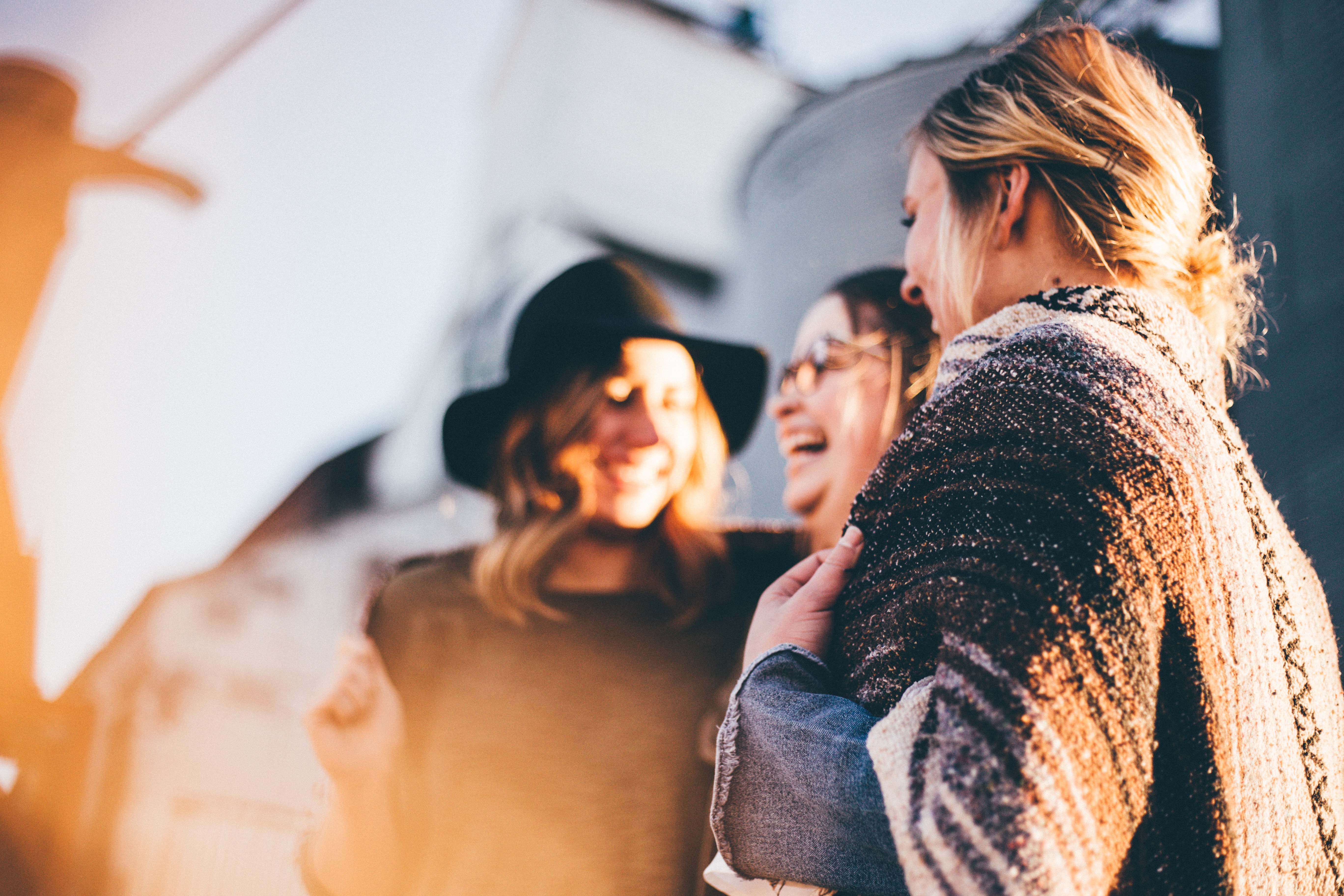 ​​chicas riéndose , las revisiones de salud mental