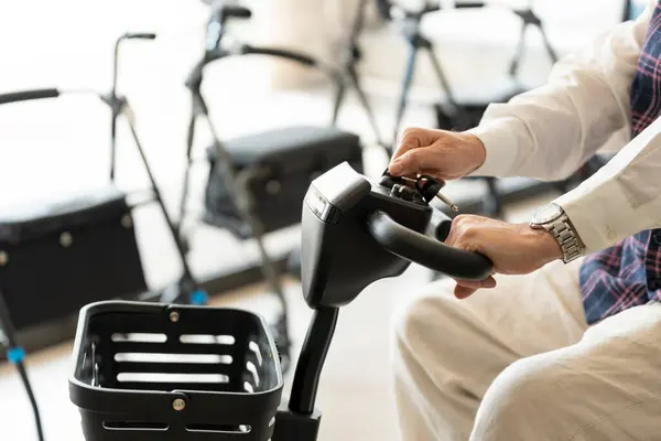 Imagen de una scooter con cesta en la parte de delante