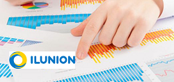 Una persona con gráficos de proyectos de accesibilidad y el logo de ILUNION