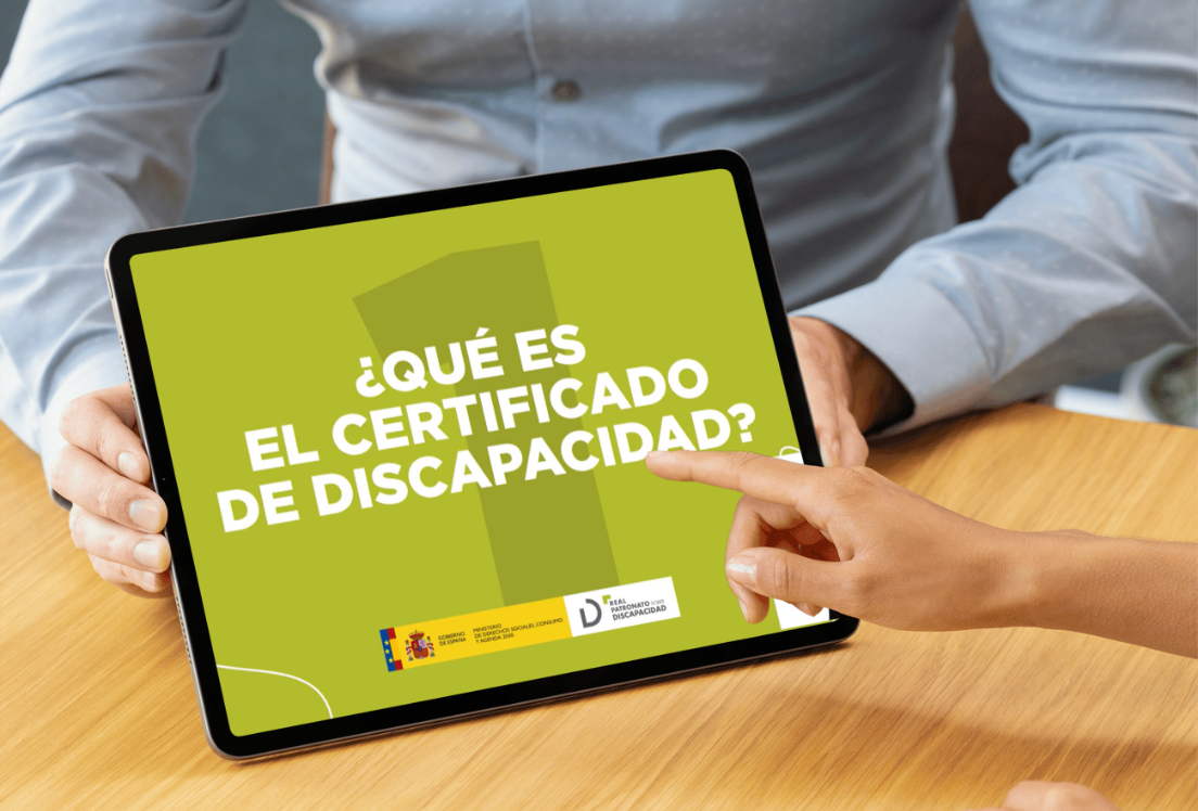 Una persona sujetando una tablet en la que se lee ¿Qué es el certificado de discapacidad?
