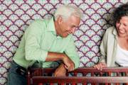 Una persona mayor acompañado por una mujer beneficiándose de uno de los recursos de asistencia