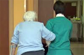 Una cuidadora acompañando a una persona mayor