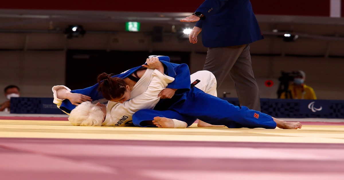 Dos chicas practicando judo