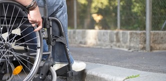 silla de ruedas y escalón, cuáles la regulación  jurídica de la accesibilidad