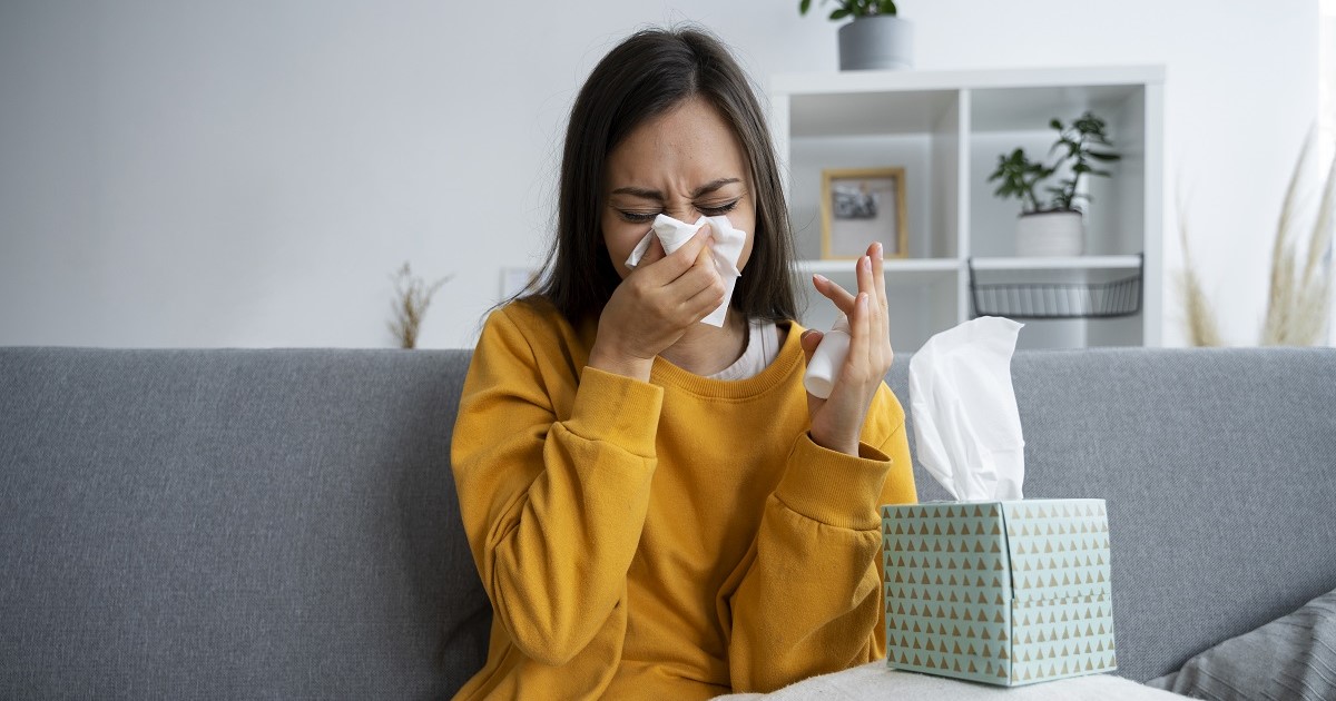 mujer con resfriado. posible infección respiratoria