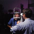 Médico oftalmólogo realizando una exploración a un niño para detectar algún Retinoblastoma