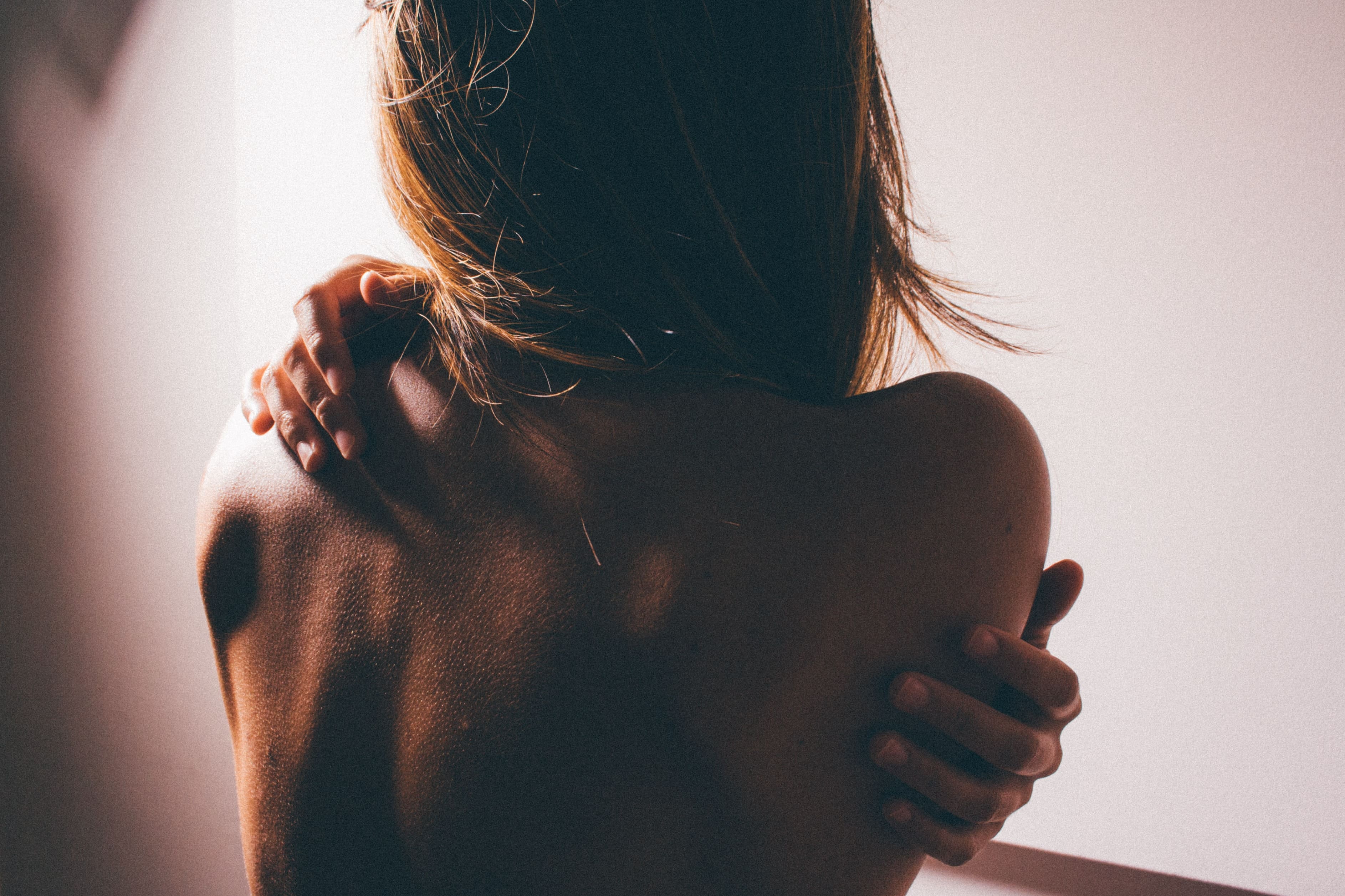 dolor de espalda de una chica joven