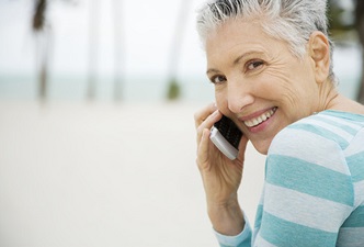 Una mujer de edad más avanzada con un móvil. Salud y mujer