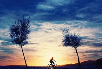 Una mujer montando en bici por una montaña