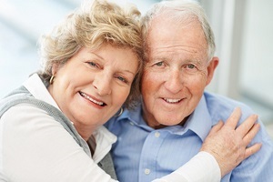 Dos personas mayores disfrutando de buena salud