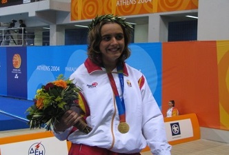 Sara Carracelas con una de sus medallas en un campeonato de natación Atenas 2004