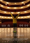 Un niño en un escenario de un teatro