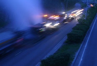 Coches circulando y estacionamiento de noche