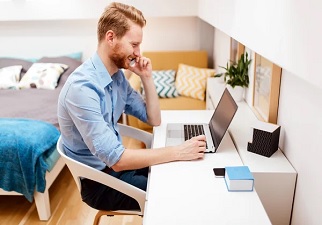 Trabajador teletrabajando en su casa por confinamiento